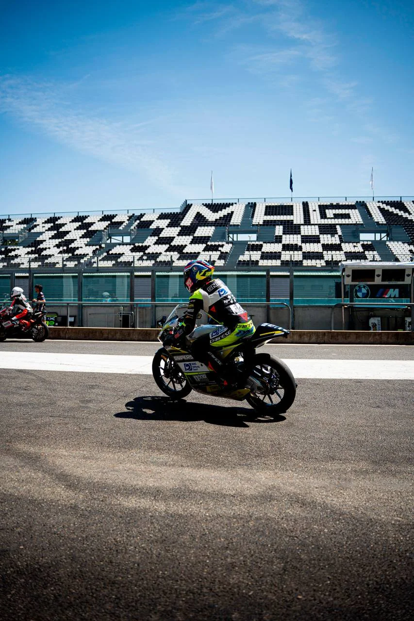 Fynn Kratochwil riding into the pit lane