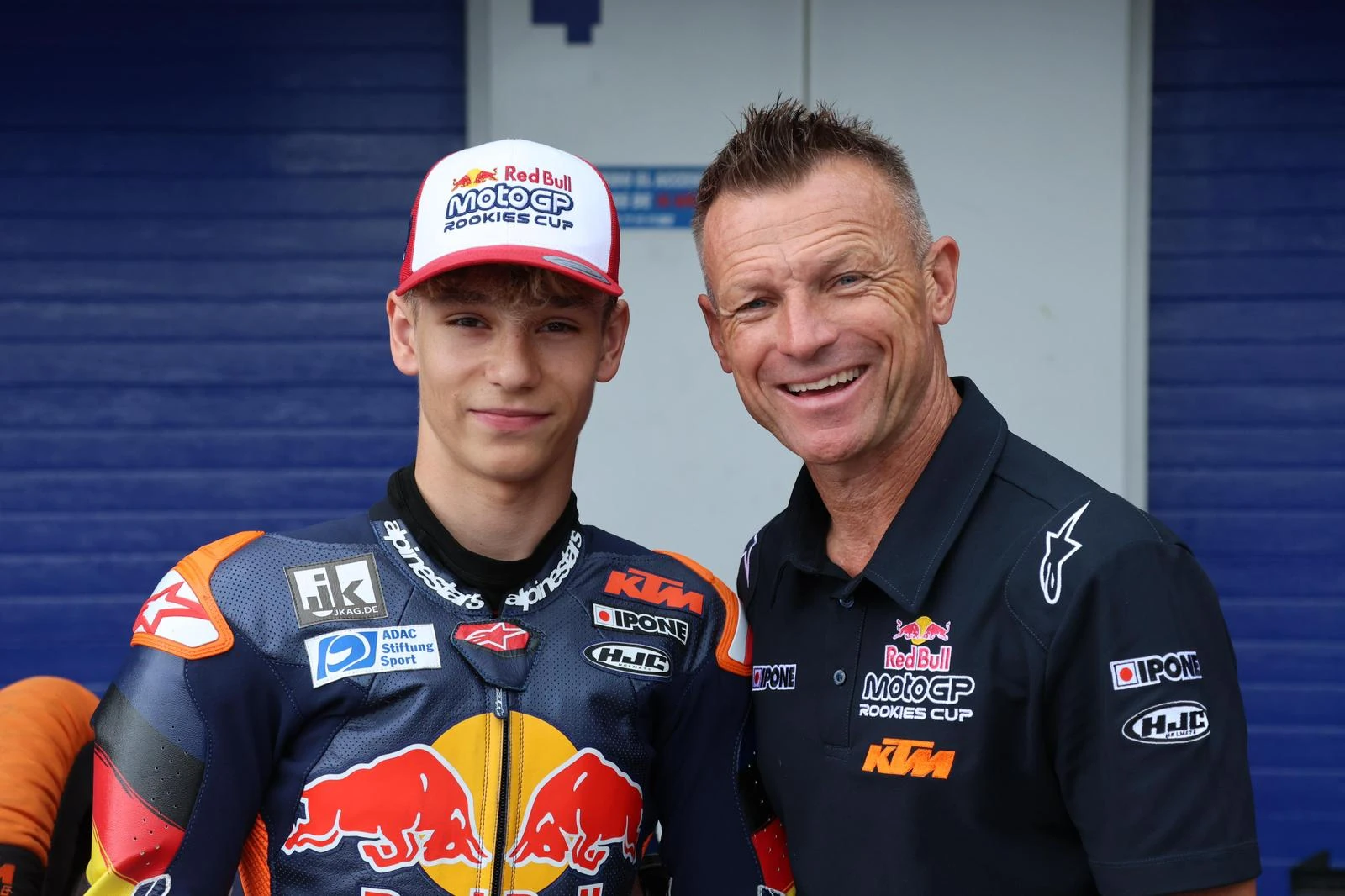 Fynn Kratochwil mit seinem Trainer Dirk Heidolf